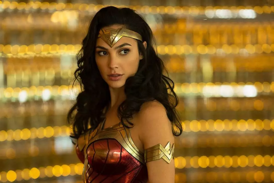 Wonder Woman Set Videos Feature Gal Gadot Chris Pine And A Riot