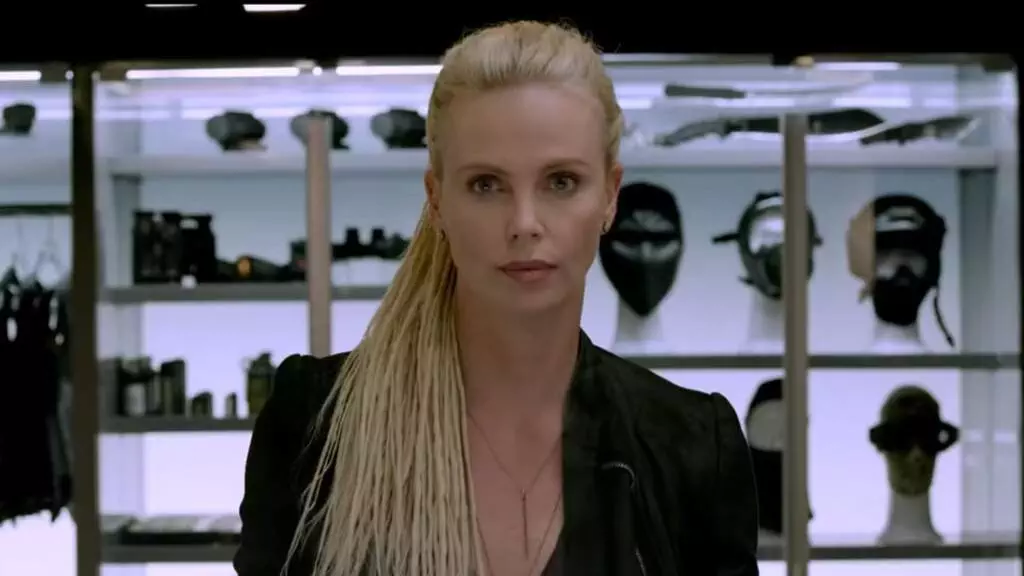 Velozes e Furiosos 9: Charlize Theron exibe o novo visual de Cipher