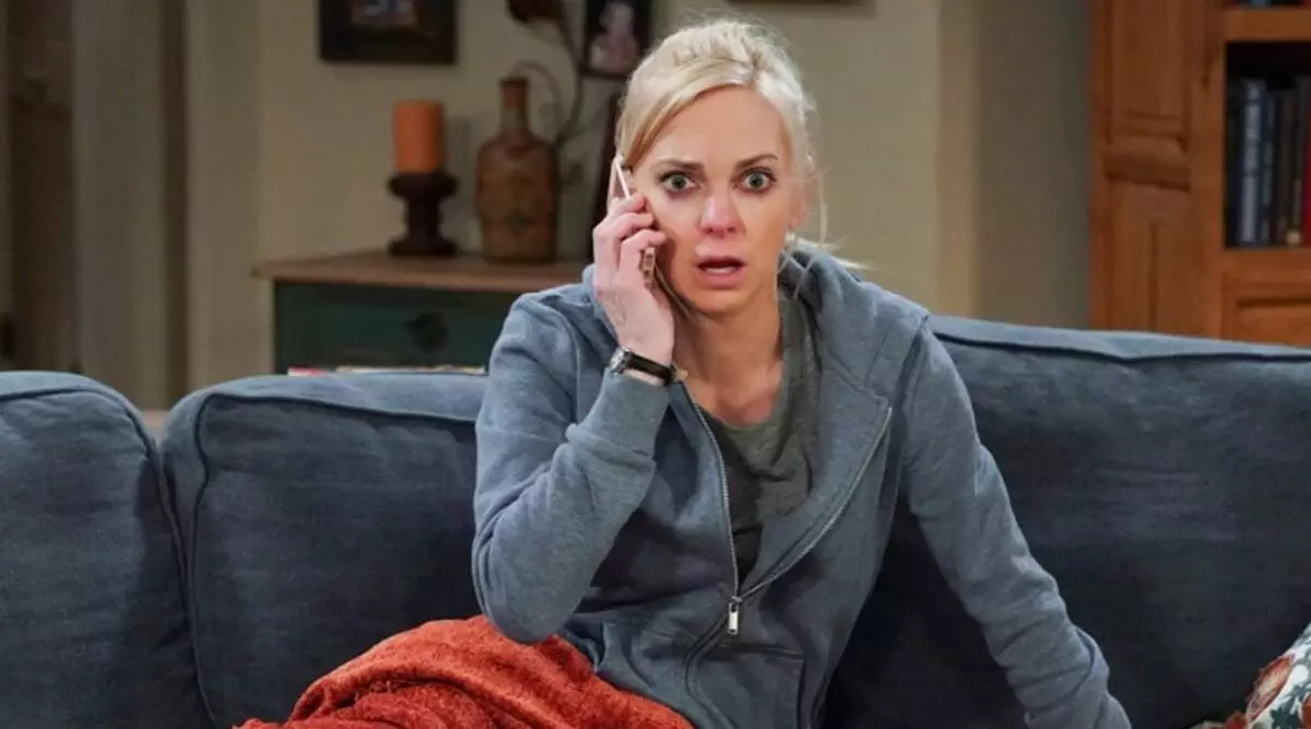 Anna Faris Exits Cbs Sitcom Mom Ahead Of Season 8